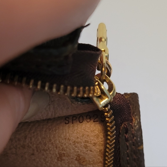 100% Authentic Louis Vuitton Brown Monogram Pouch - Picture 12 of 17